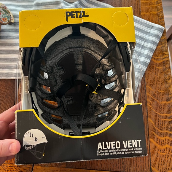 COPY - Alveo vent climbing helmet by petzl. white - Picture 4 of 5